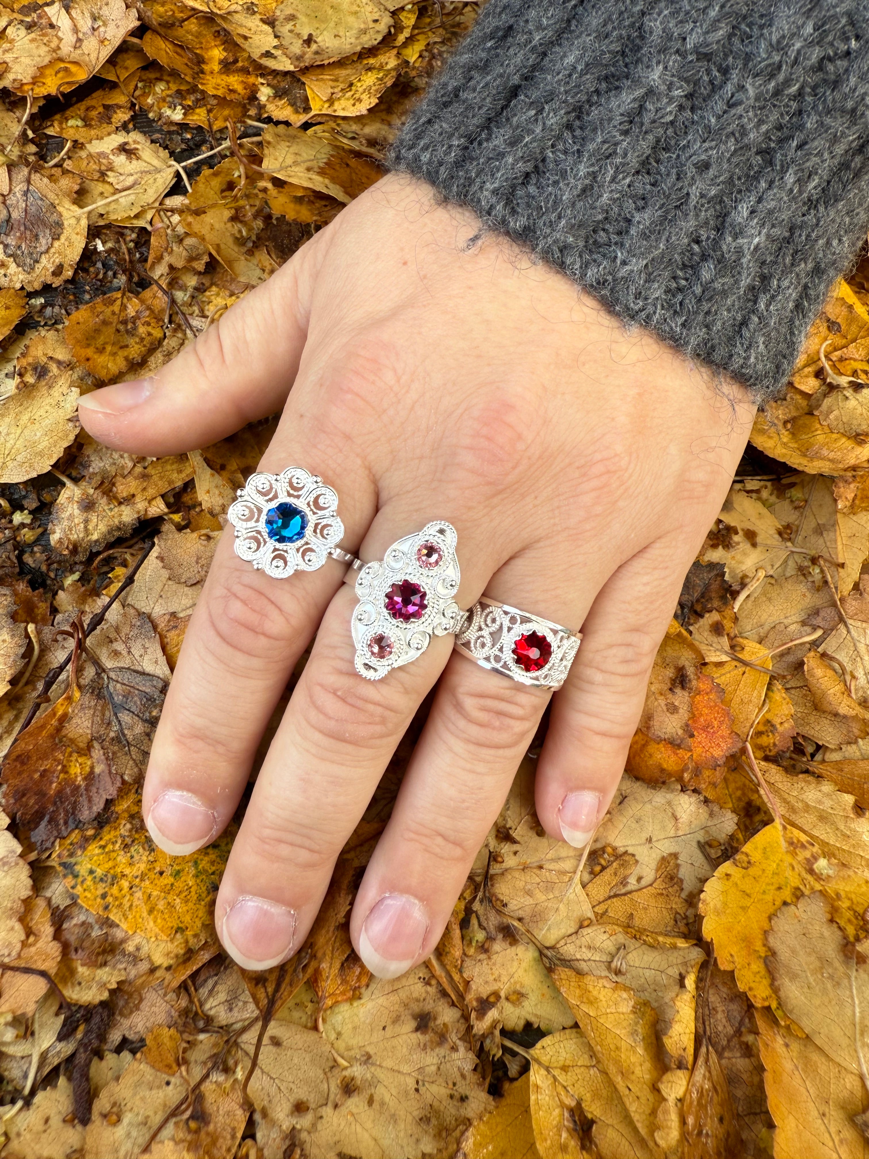 Ring med lyserosa og mørkerosa krystall