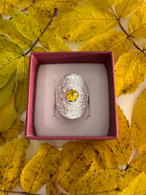 Ring med gul krystall