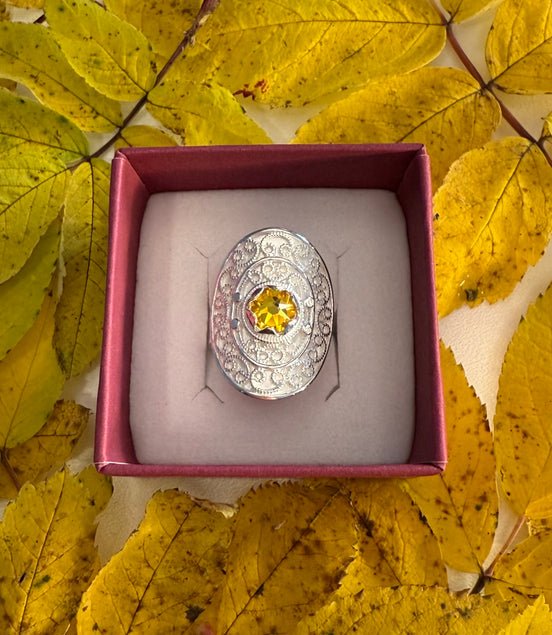 Ring med gul krystall