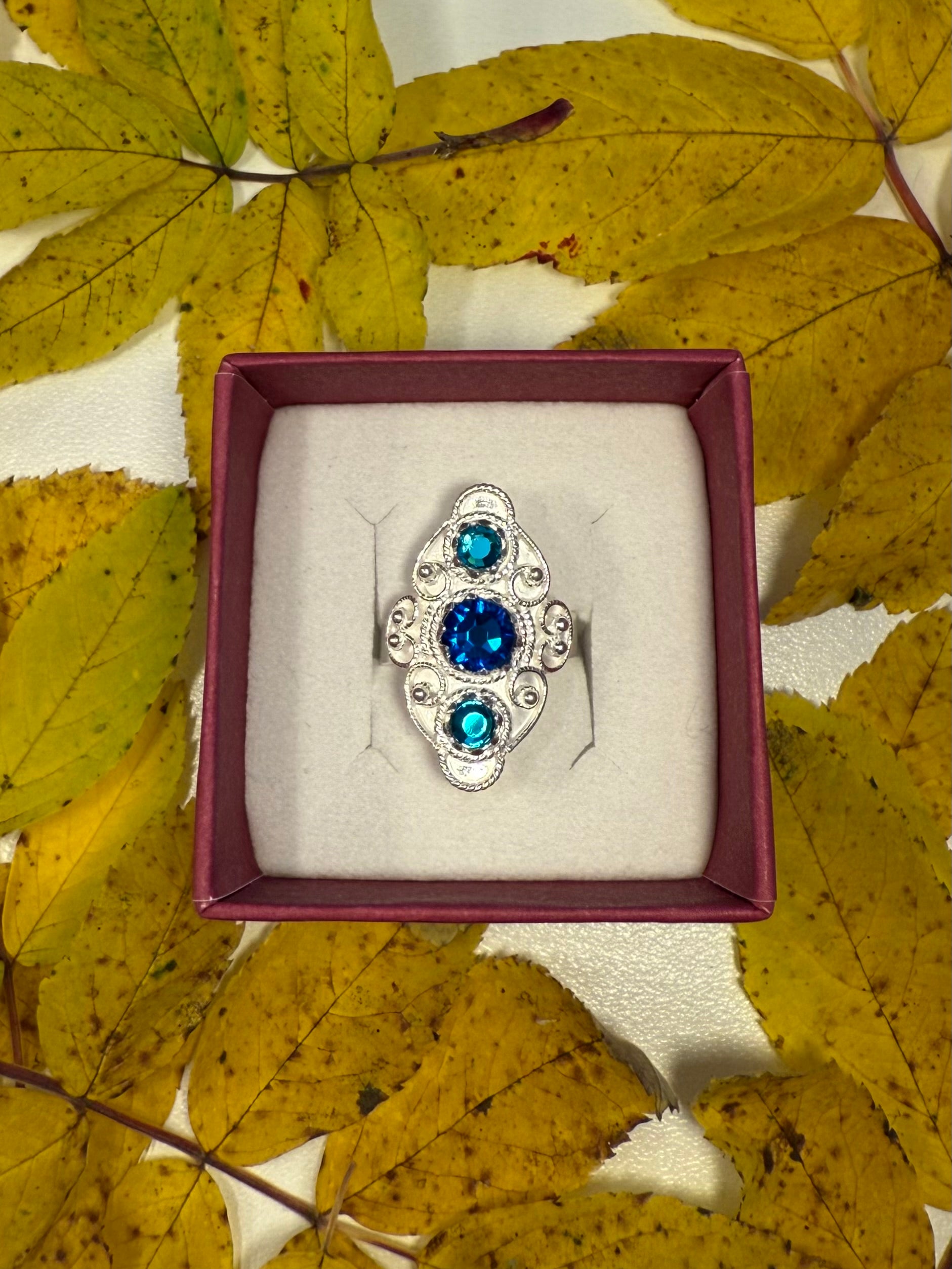 Ring med turkis og mørkeblå krystall