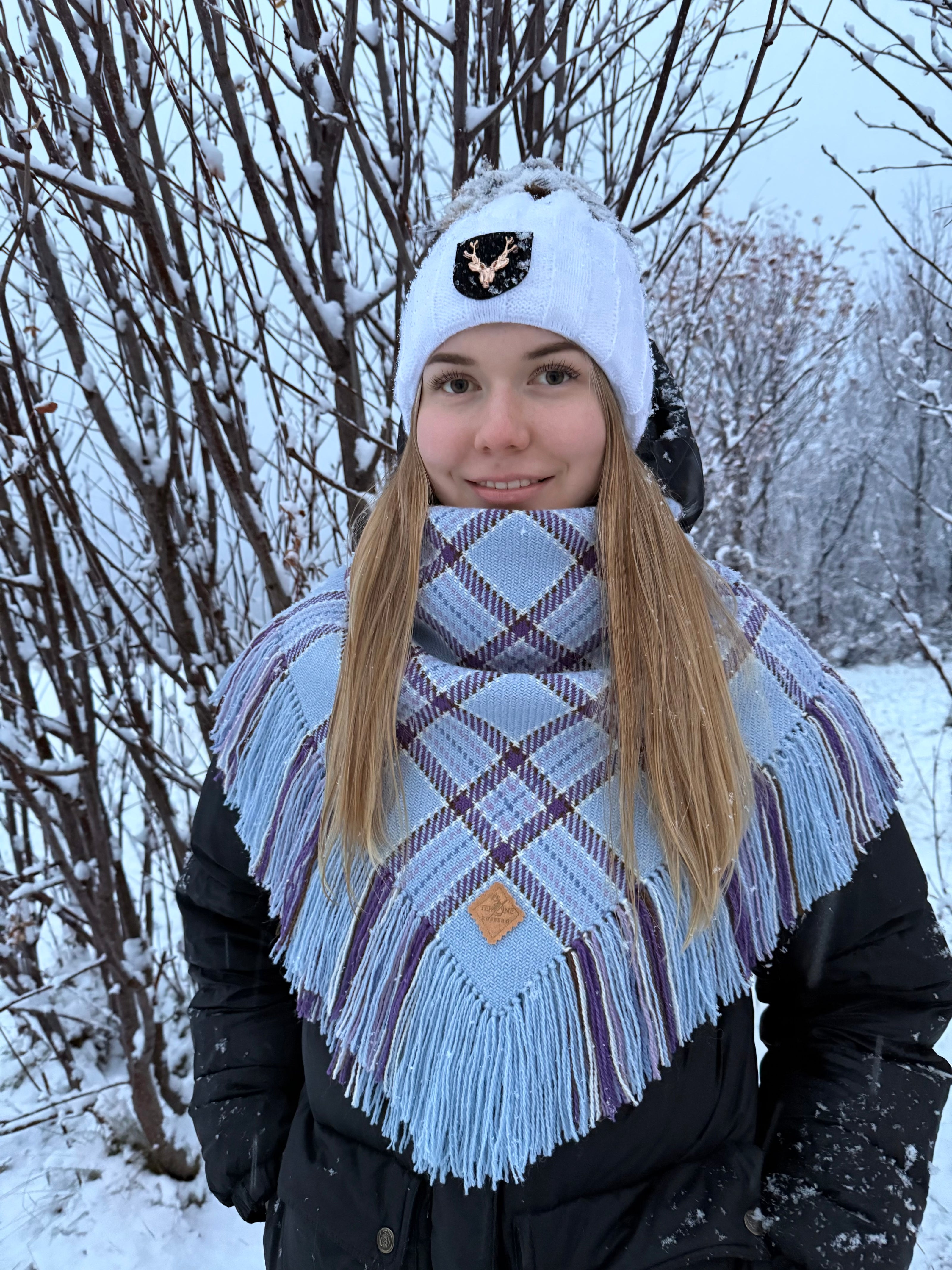 Ullsjal i lyseblå og lilla