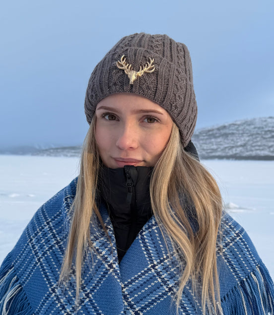 Lue i mørk beige