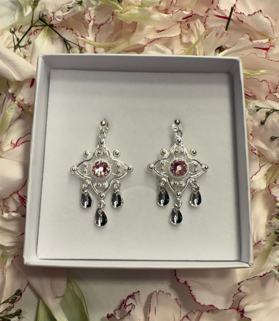 Ørepynt med lyserosa krystall