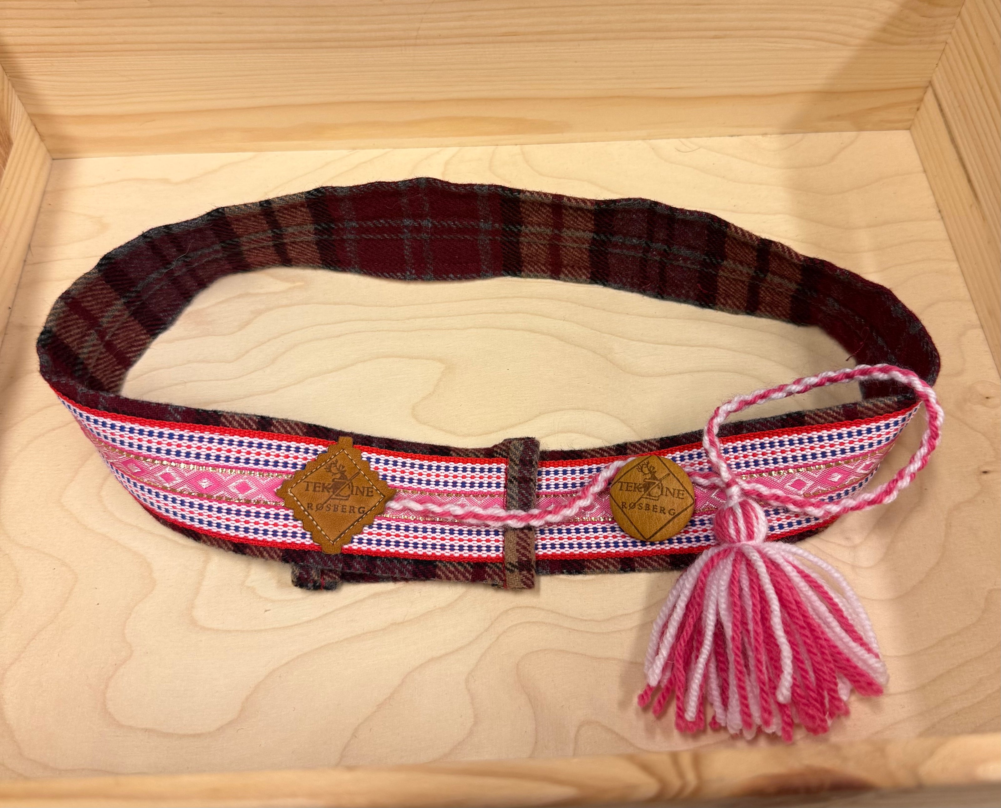 Belte i tradisjonell med rosa detaljer (barn)