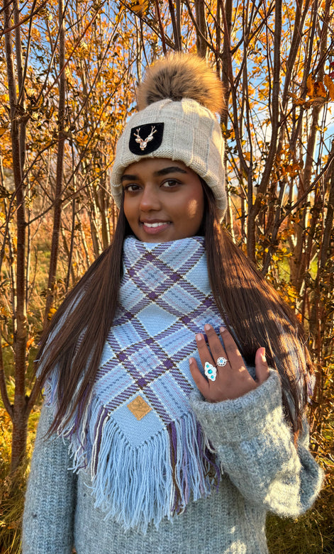 Ullsjal i lyseblå og lilla