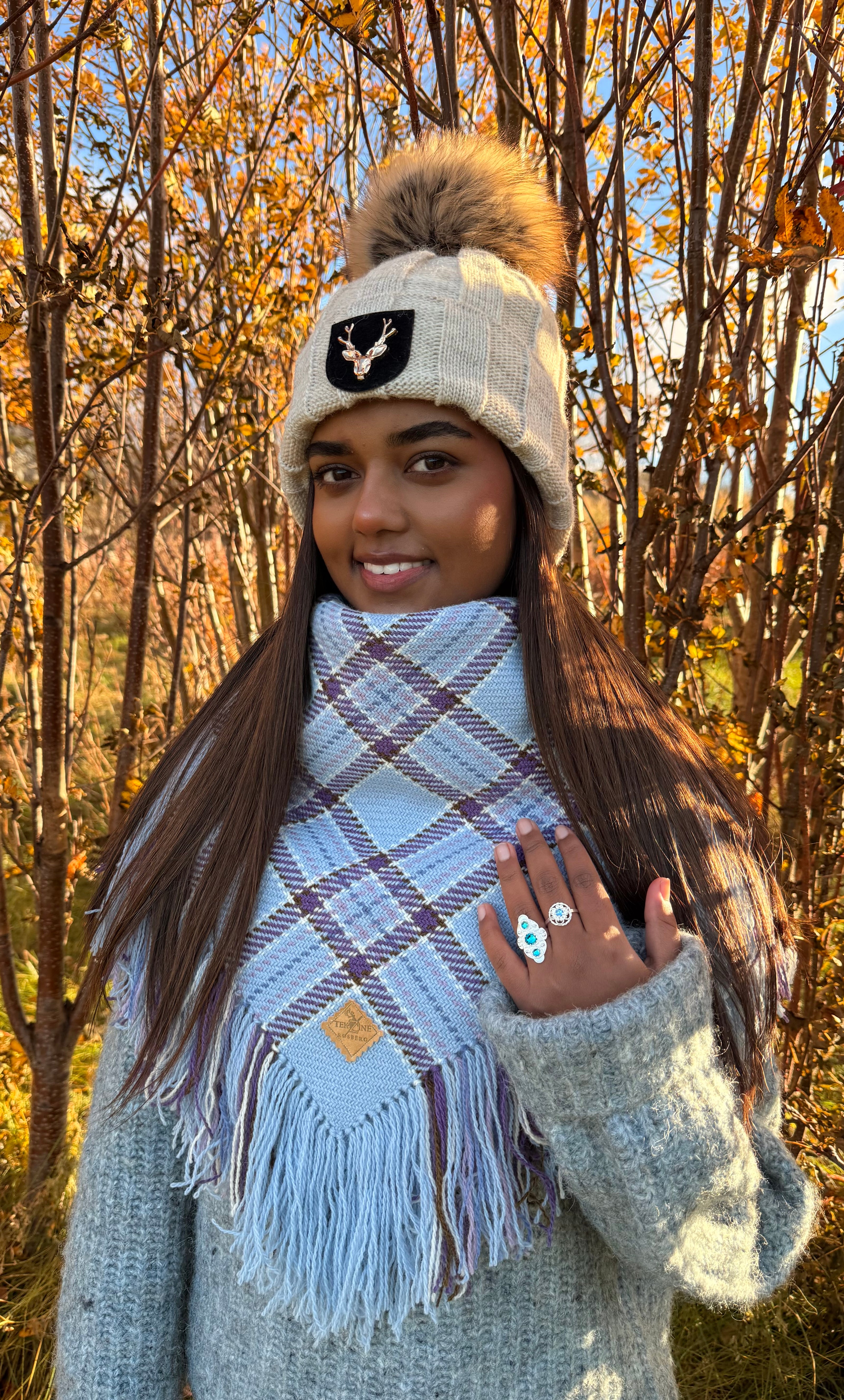 Ullsjal i lyseblå og lilla