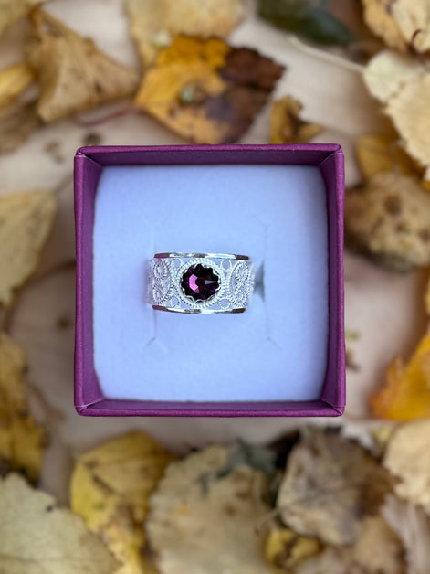 Ring med lilla krystall