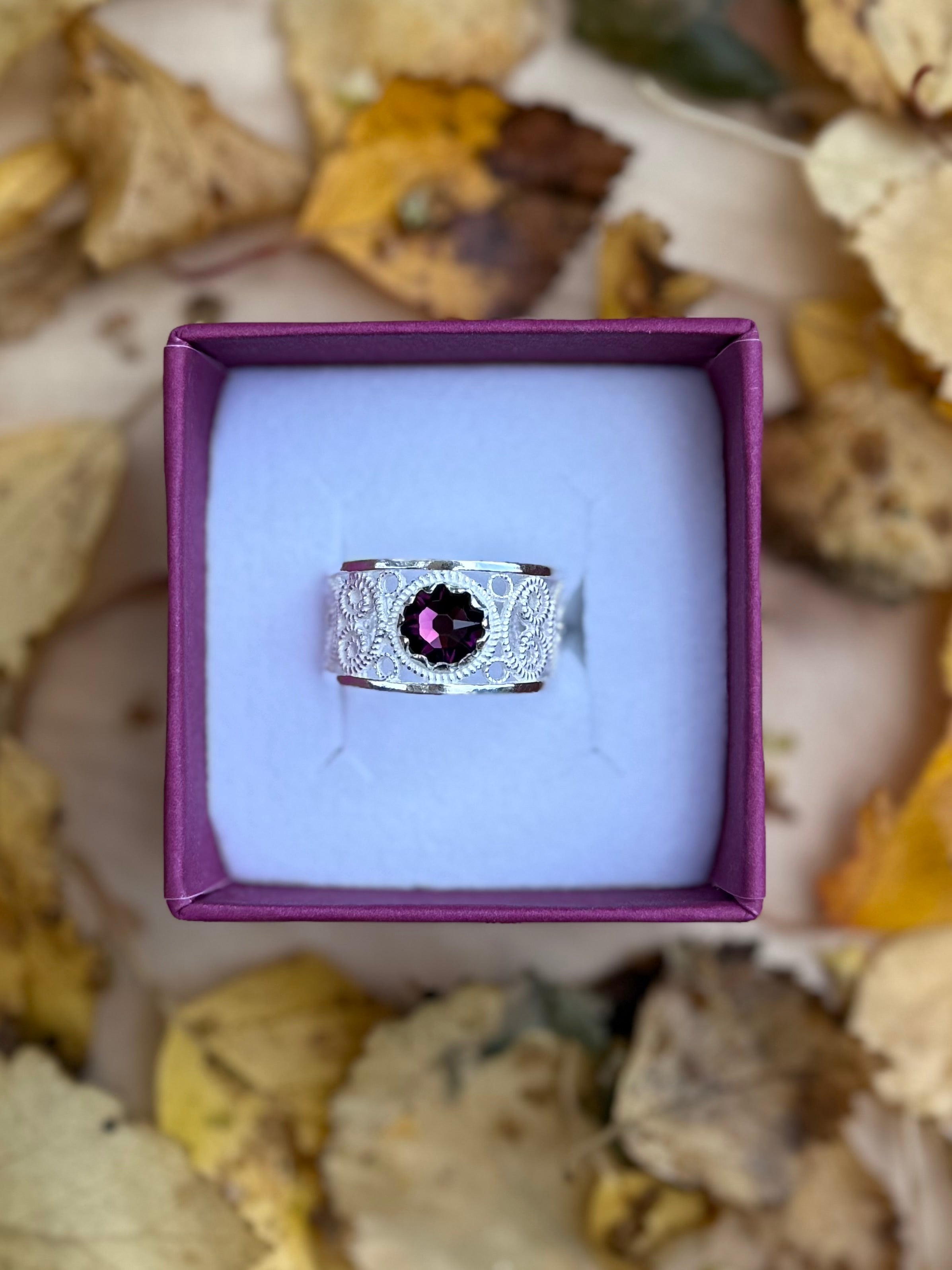 Ring med lilla krystall