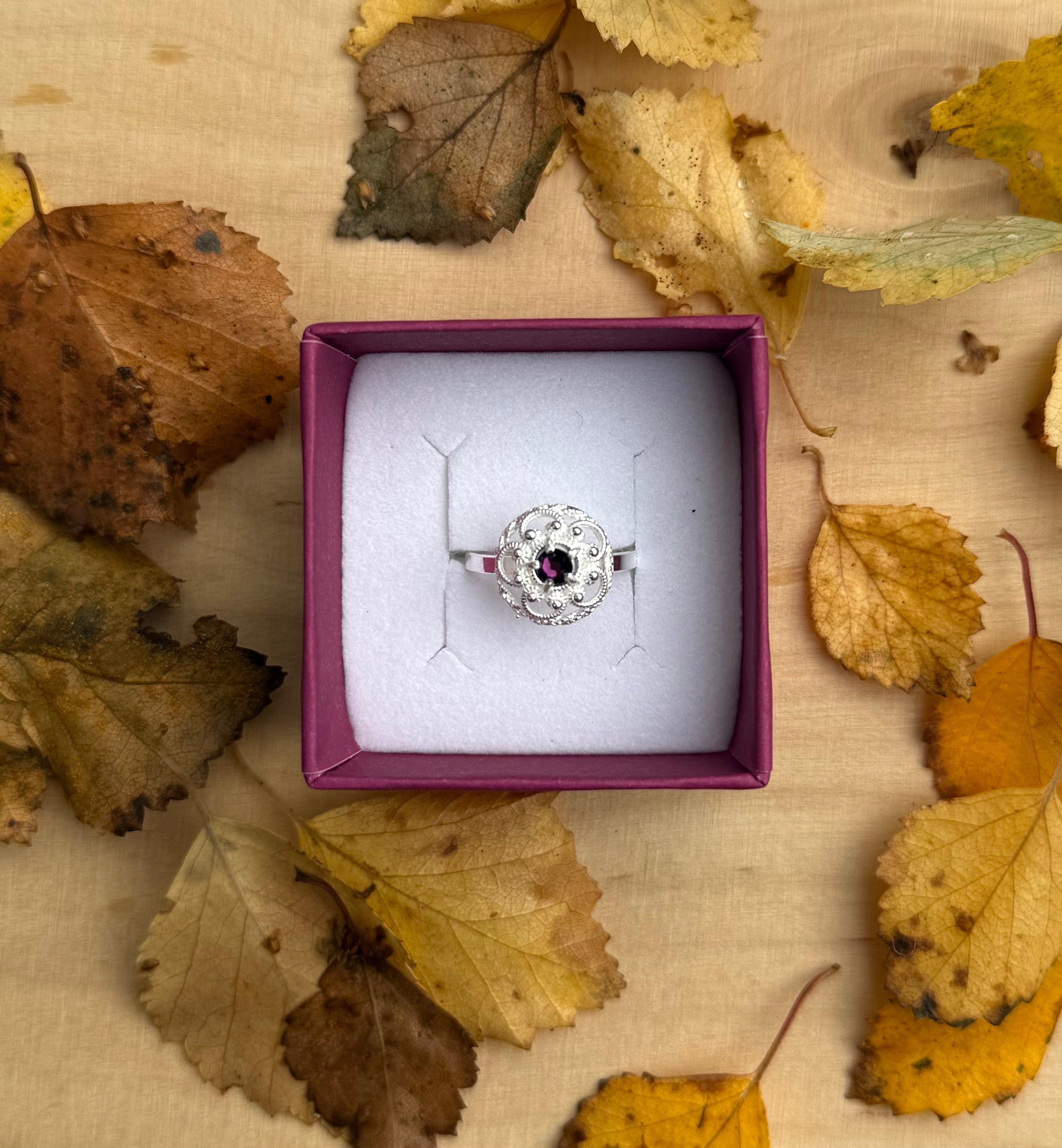 Ring med lilla krystall