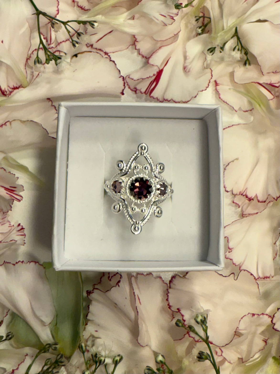 Ring med lavendel og lilla krystall