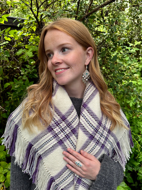 Ullsjal i hvit og lilla