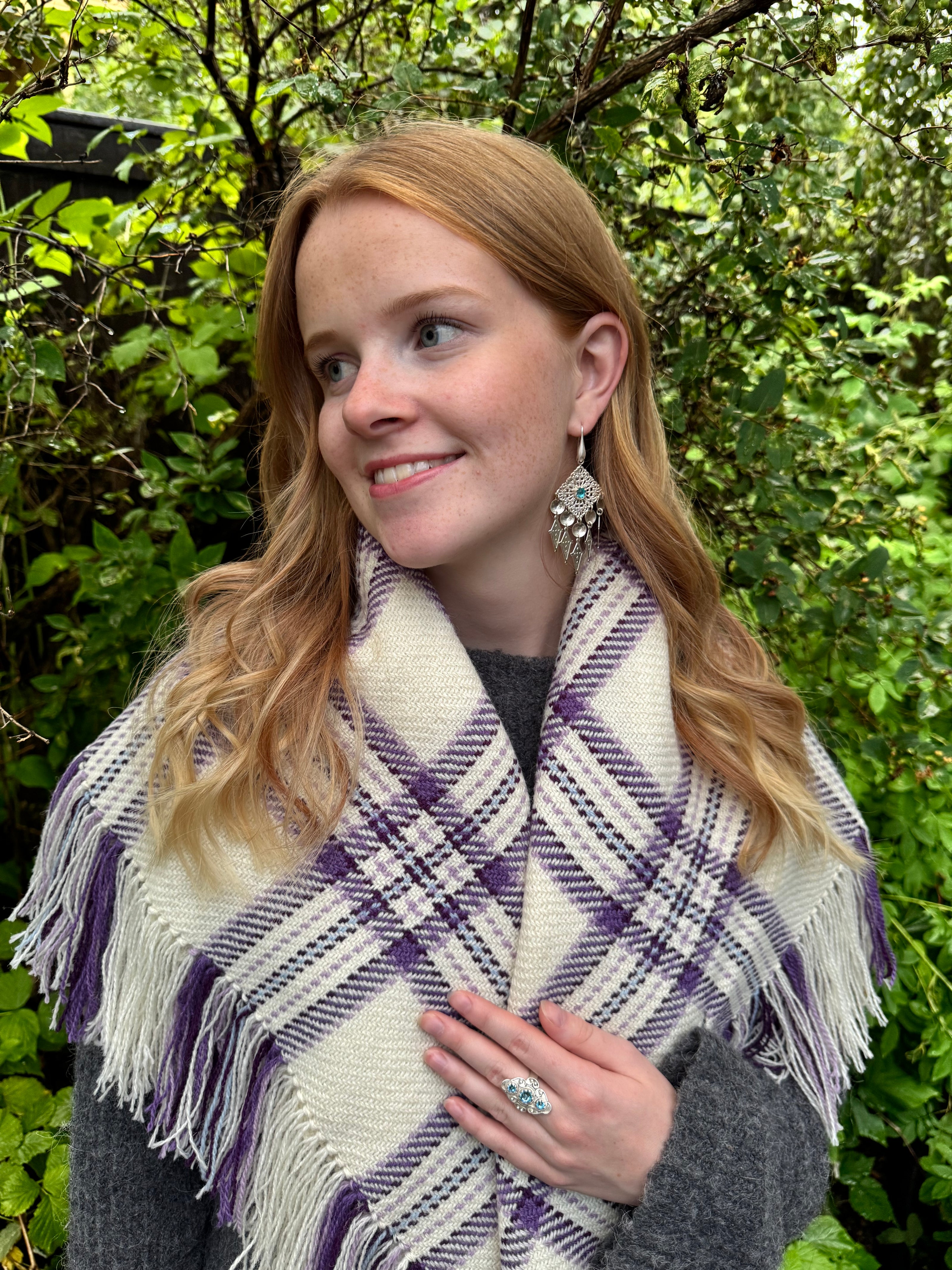 Ullsjal i hvit og lilla