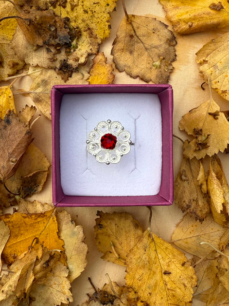 Ring med rød krystall