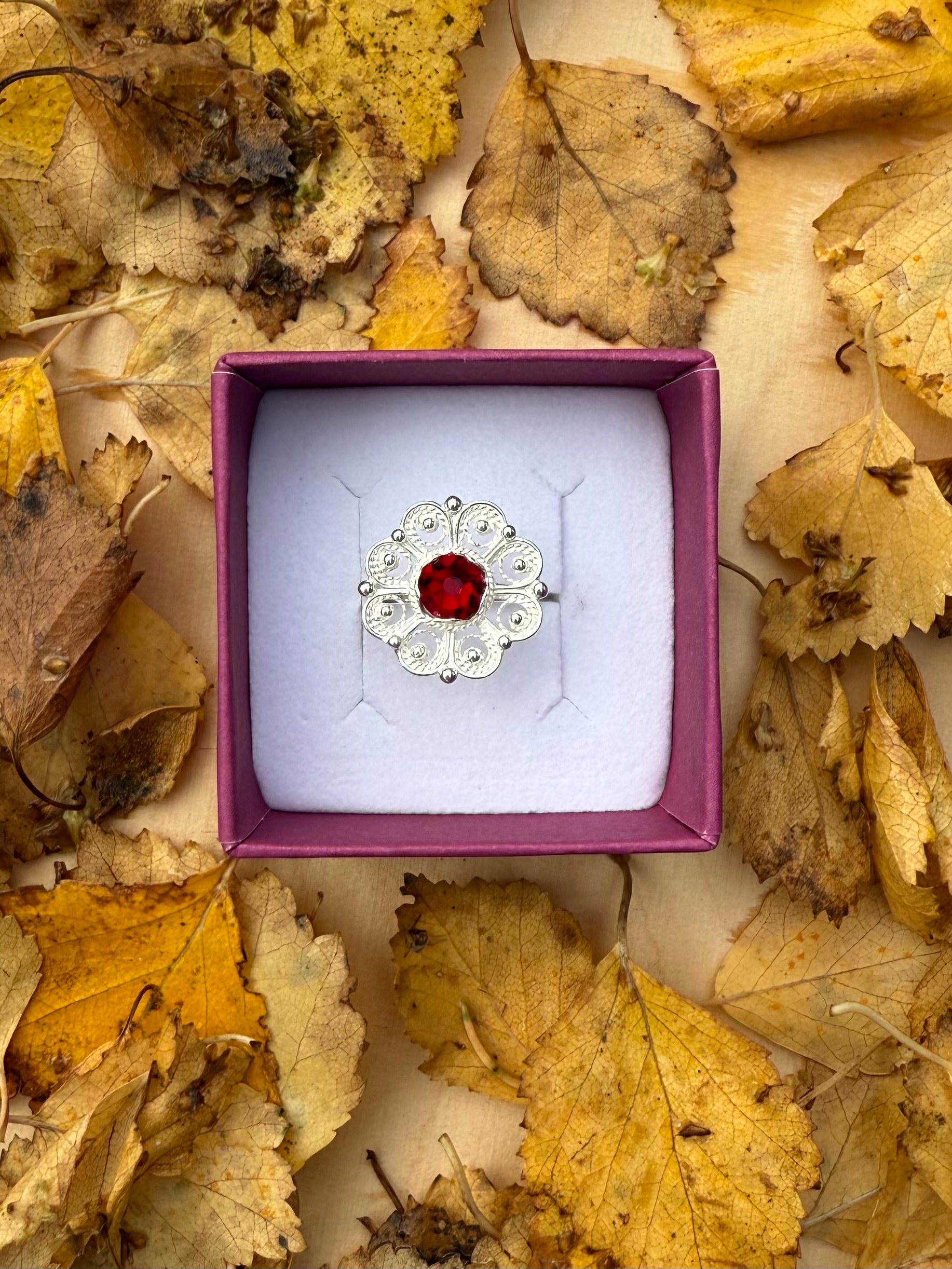 Ring med rød krystall