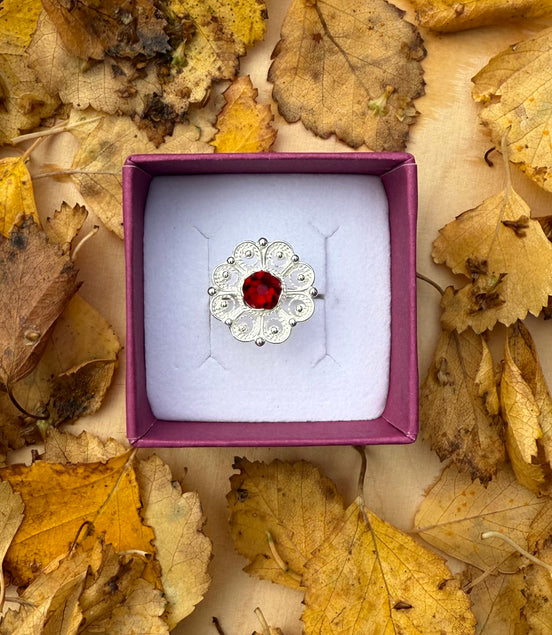 Ring med rød krystall