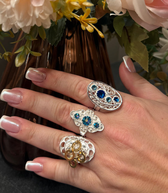 Ring med annheng i gull