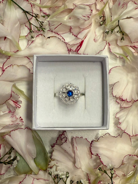 Ring med mørkeblå krystall - utsolgt