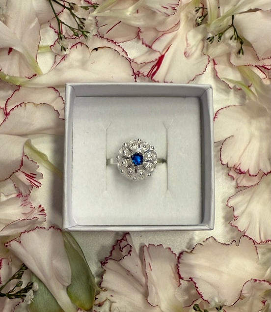 Ring med mørkeblå krystall - utsolgt