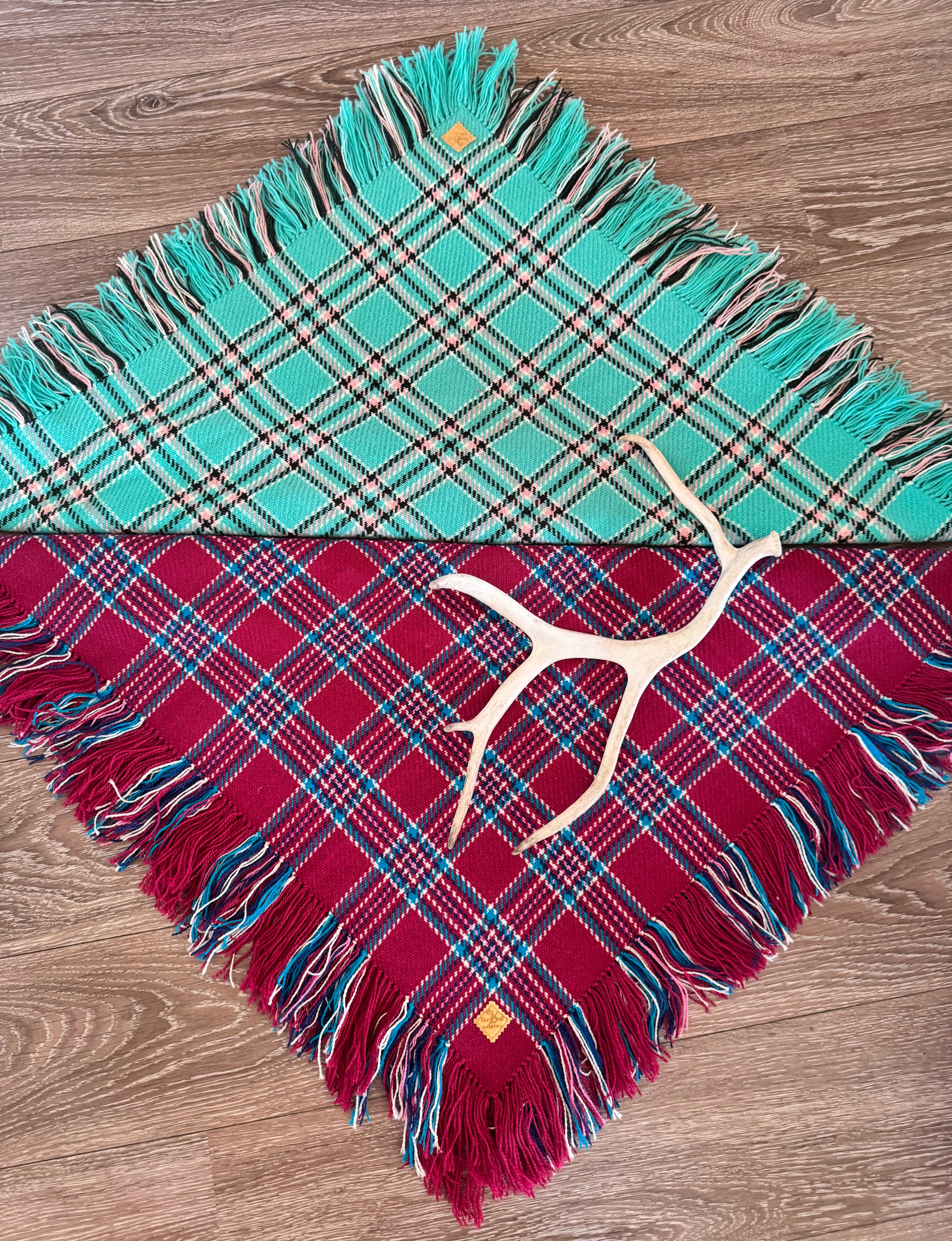 Ullsjal i bringebærrød - utsolgt