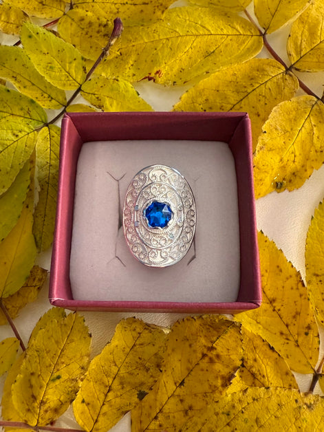 Ring med mørkeblå krystall