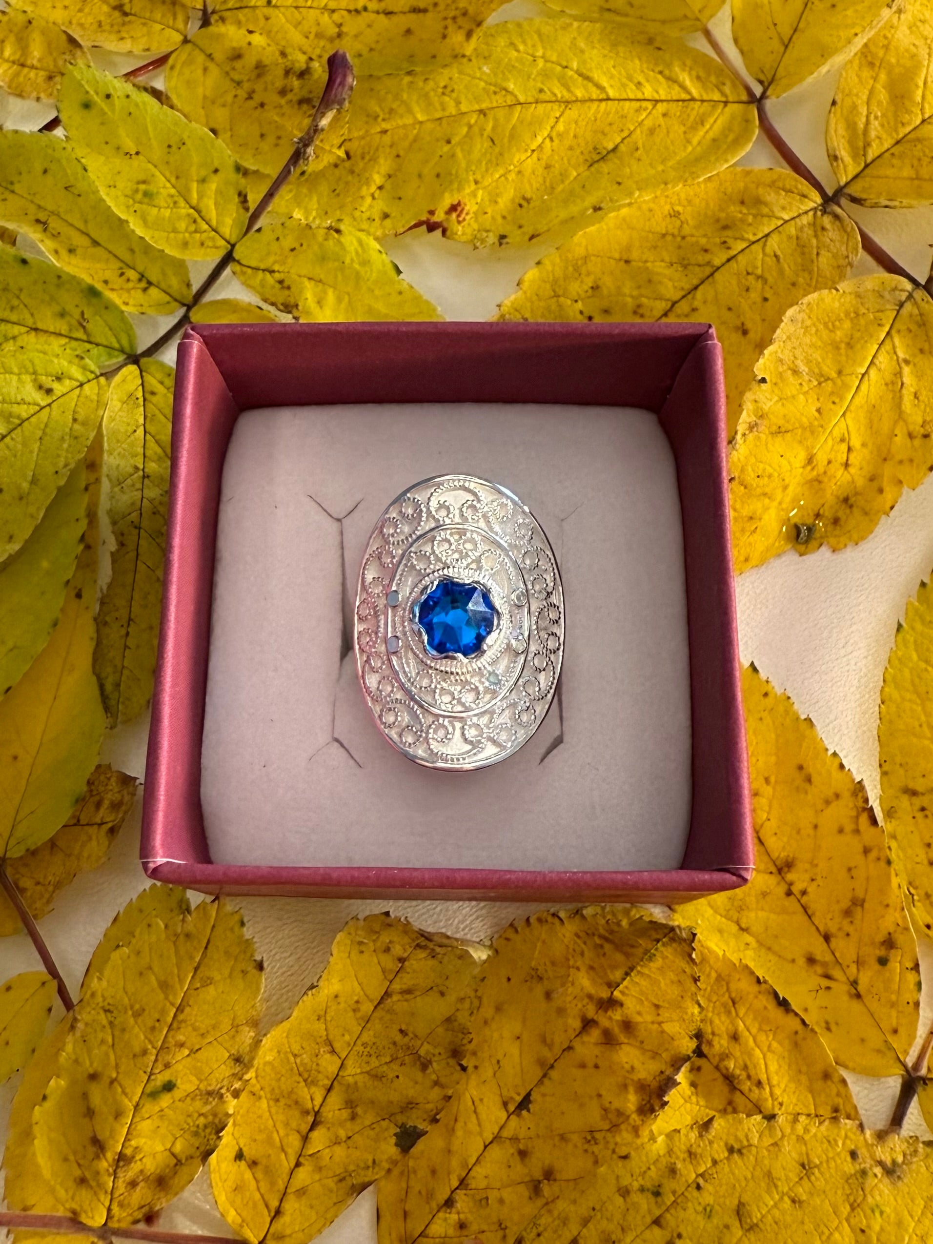 Ring med mørkeblå krystall