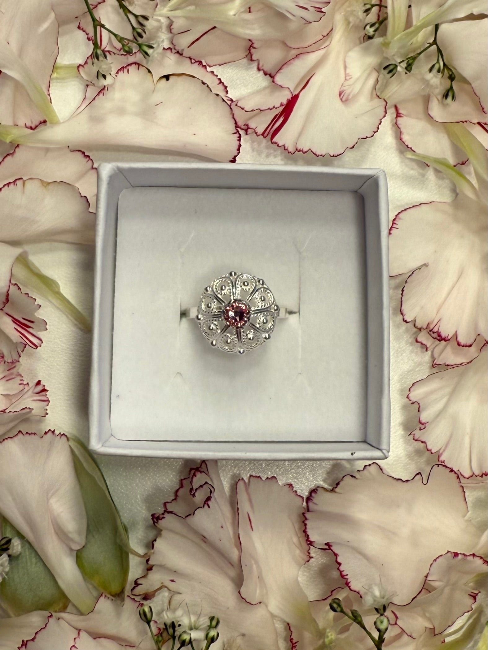 Ring med lyserosa krystall