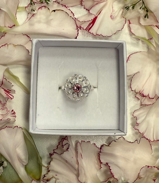 Ring med lyserosa krystall