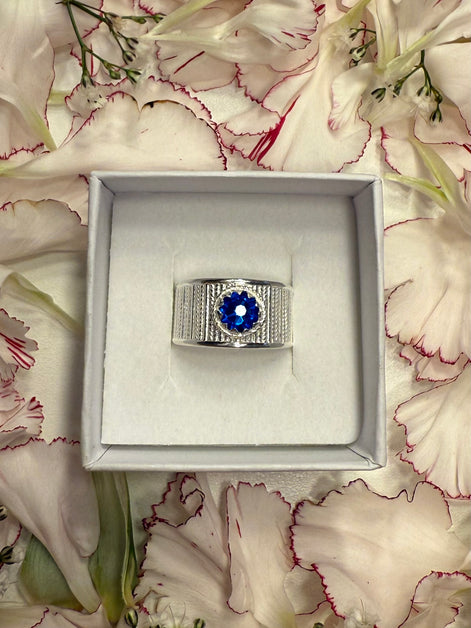 Ring med mørkeblå krystall