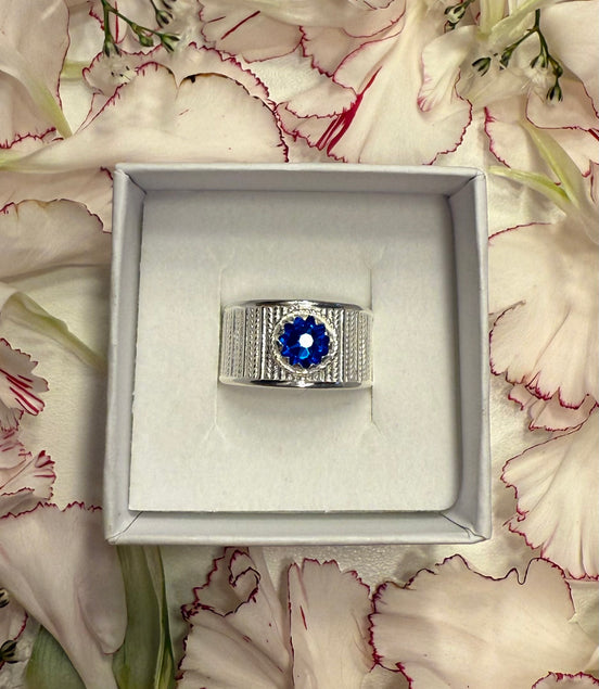 Ring med mørkeblå krystall