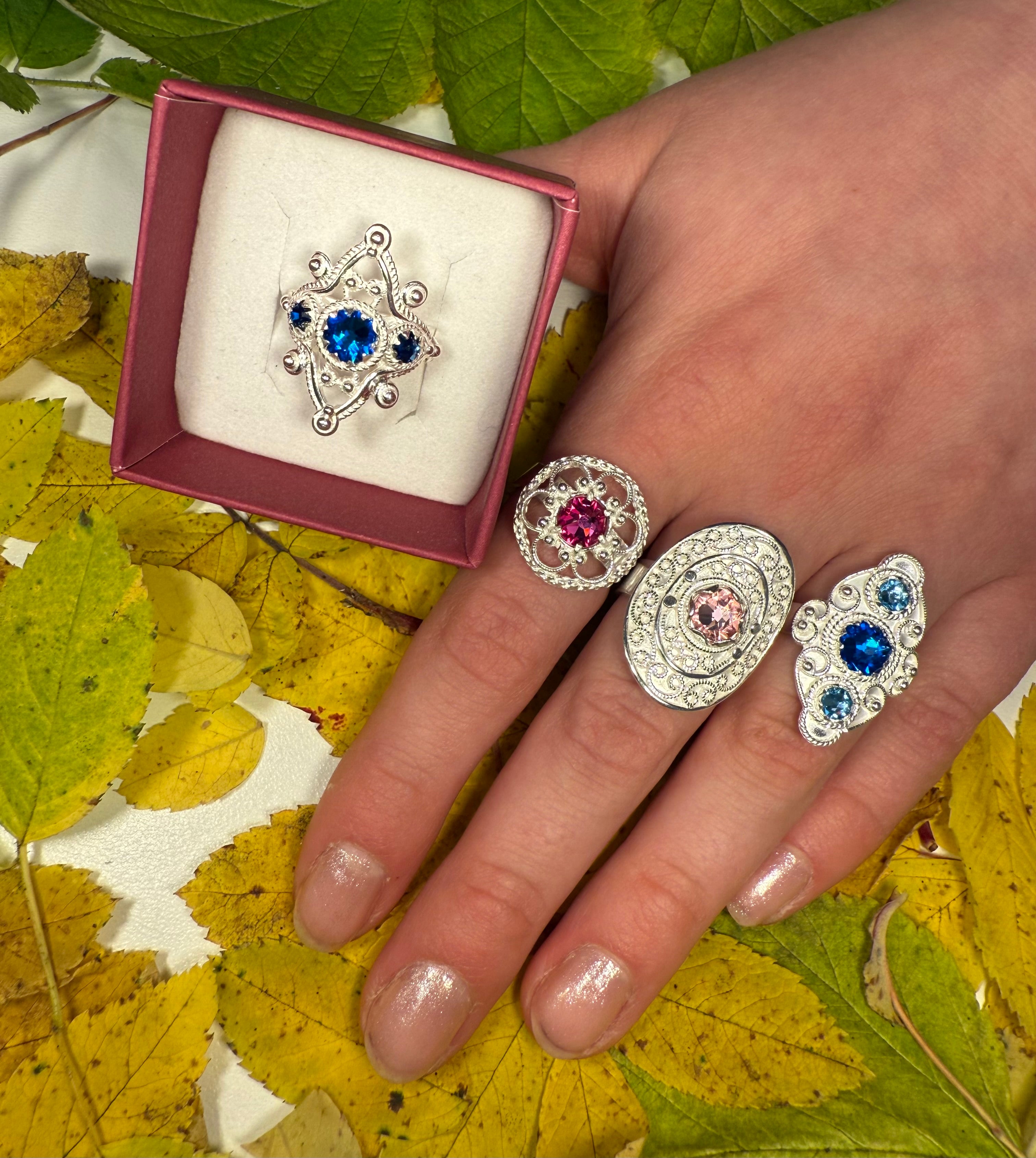 Ring med lyserosa krystall