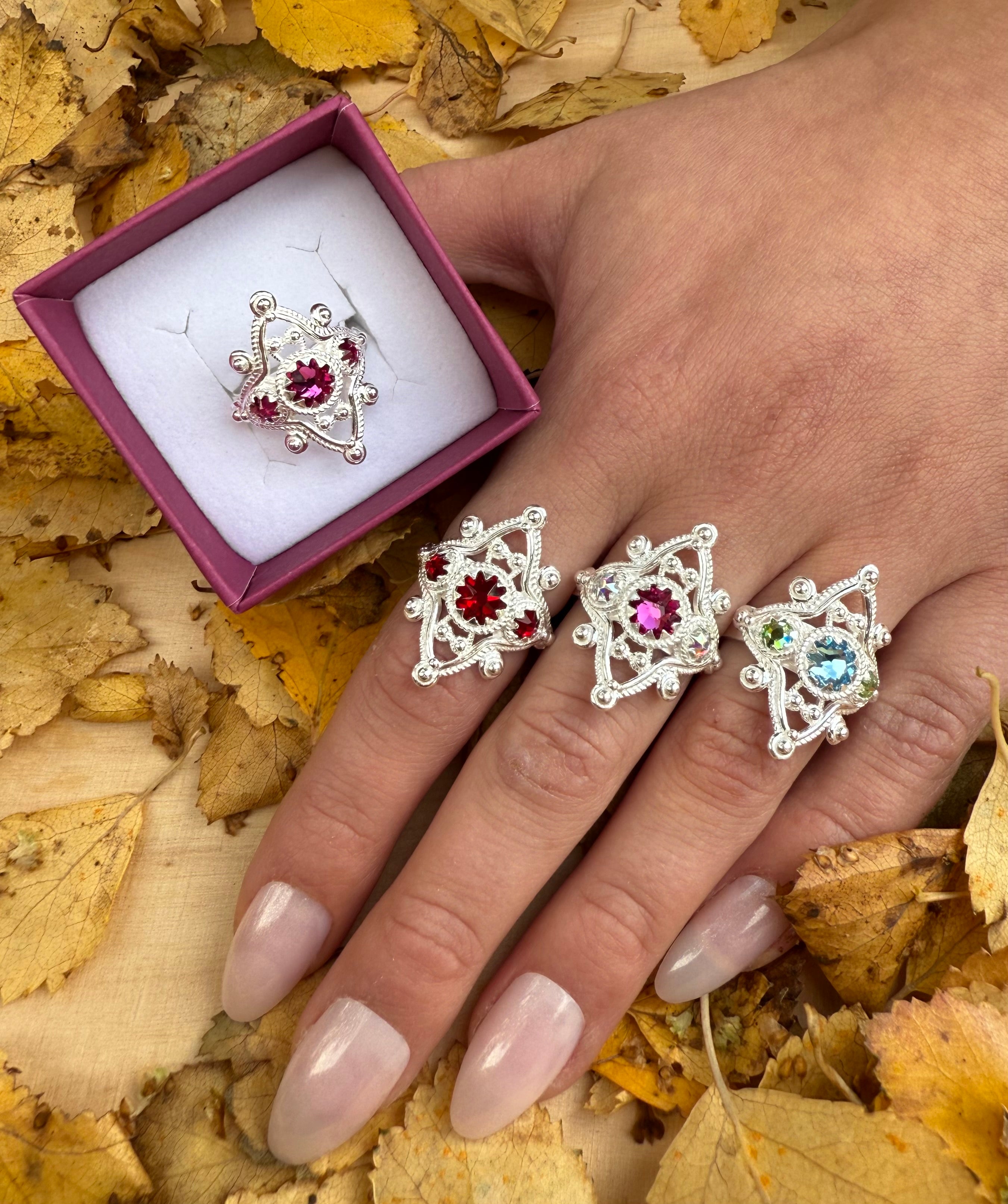 Ring med rød krystall