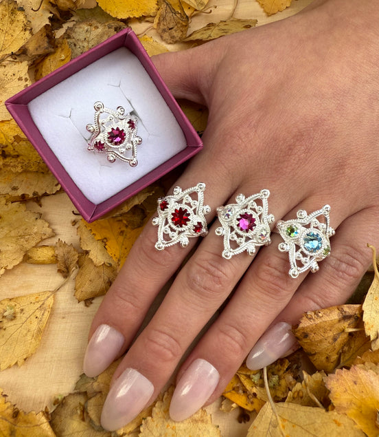 Ring med rød krystall