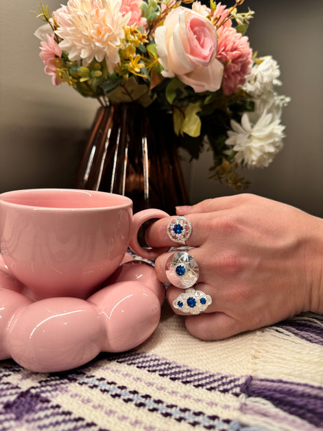 Ring med mørkeblå krystall