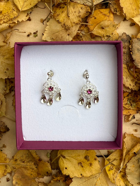 Ørepynt med mørkerosa krystall