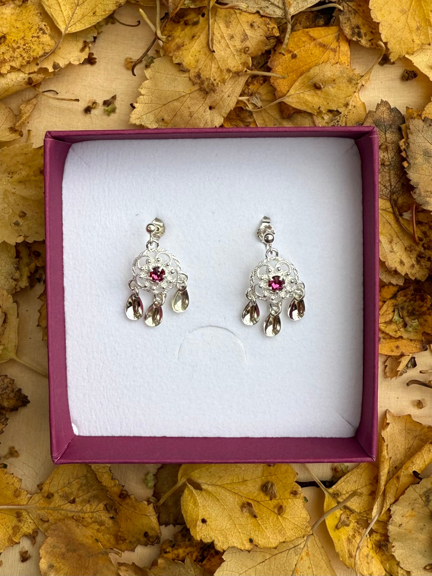 Ørepynt med mørkerosa krystall