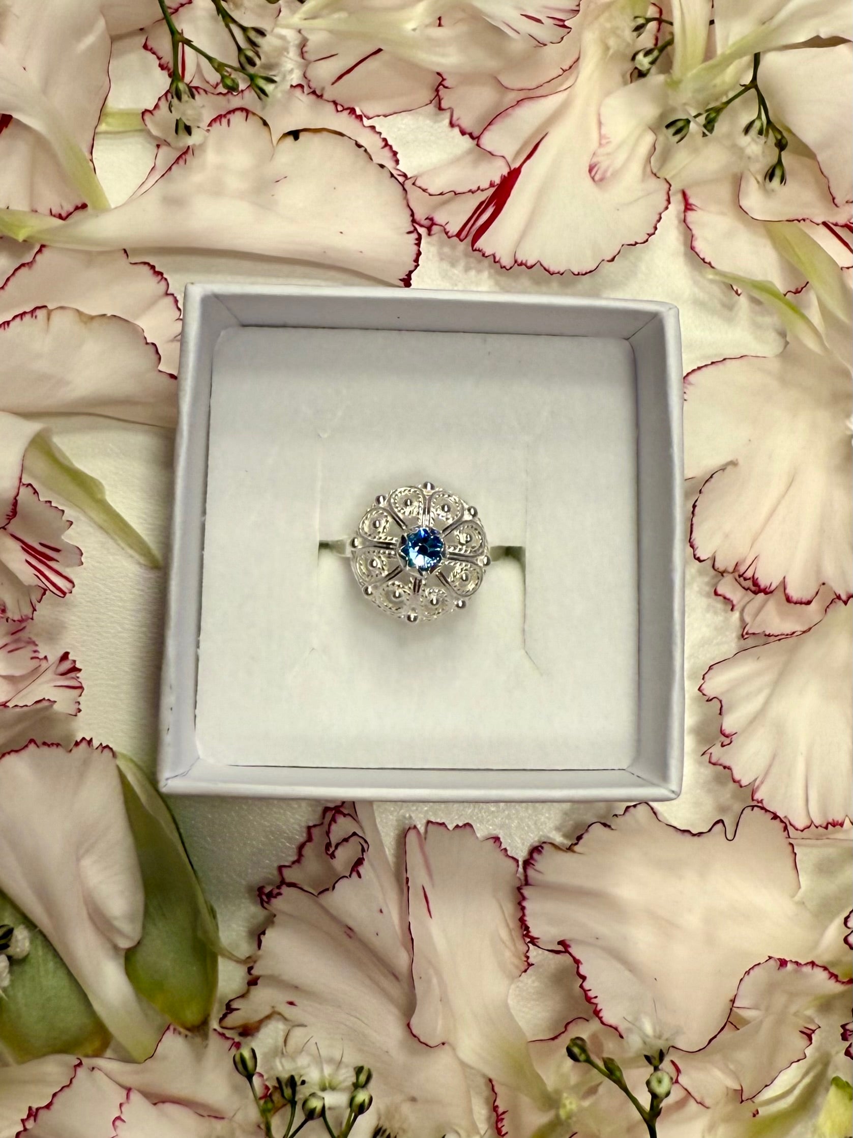 Ring med lyseblå krystall