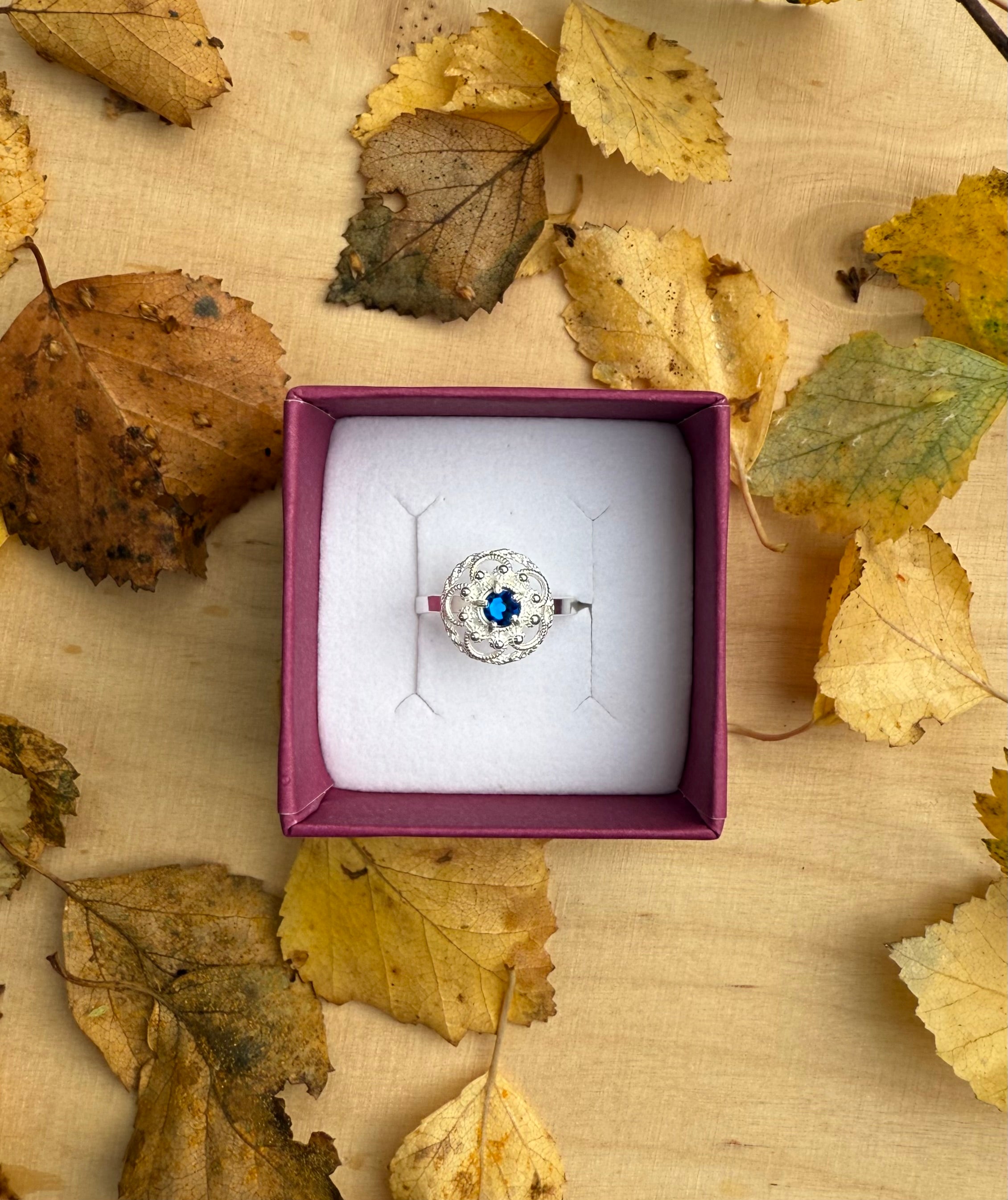 Ring med mørkeblå krystall