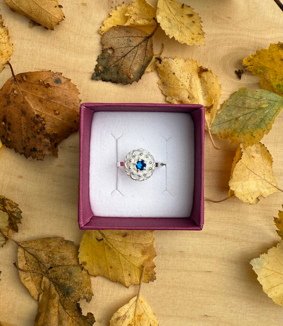 Ring med mørkeblå krystall