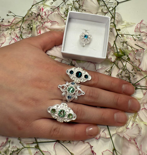 Ring med lysegrønn krystall