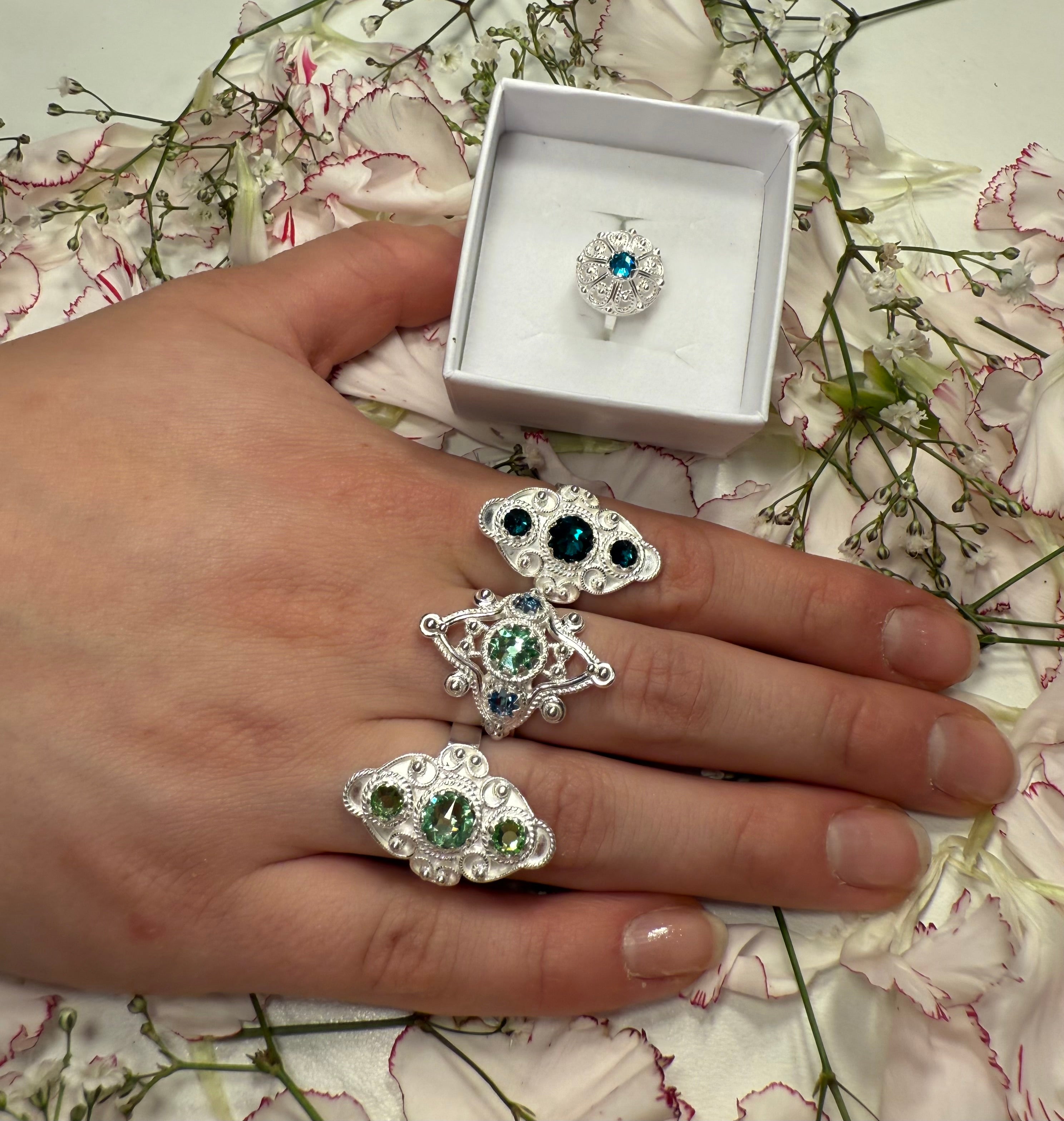 Ring med lysegrønn krystall