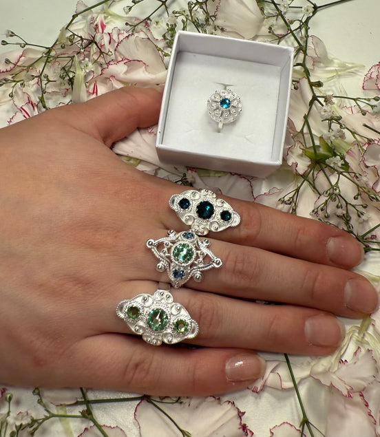 Ring med mørkegrønn krystall - utsolgt