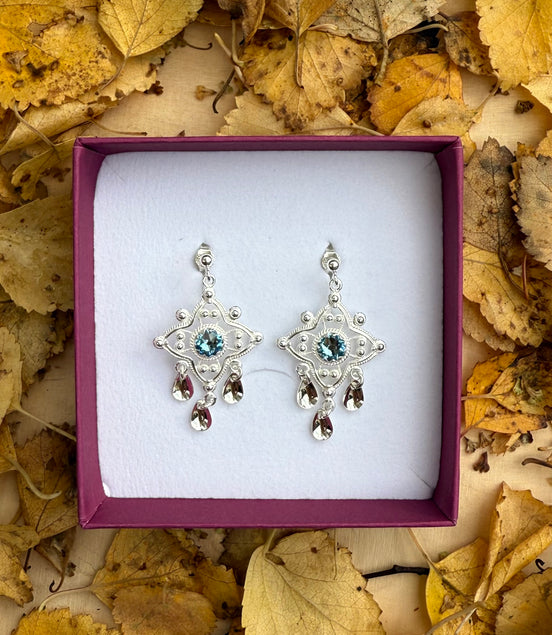 Ørepynt med lyseblå krystall - utsolgt