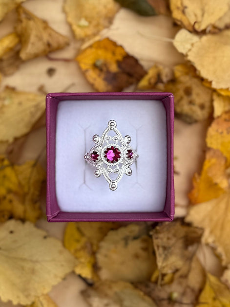 Ring med mørkerosa krystall