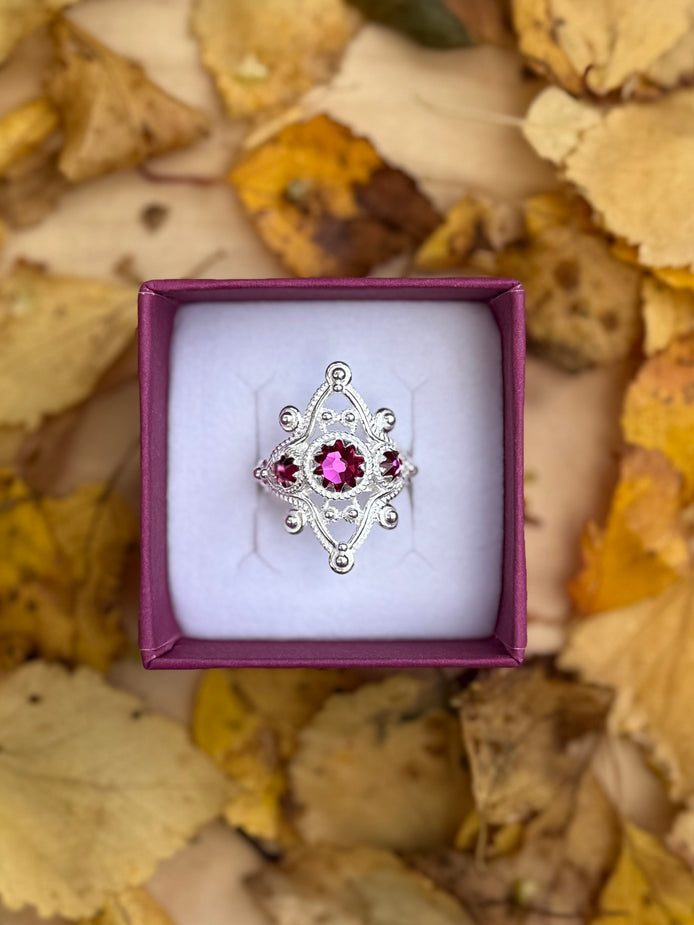 Ring med mørkerosa krystall