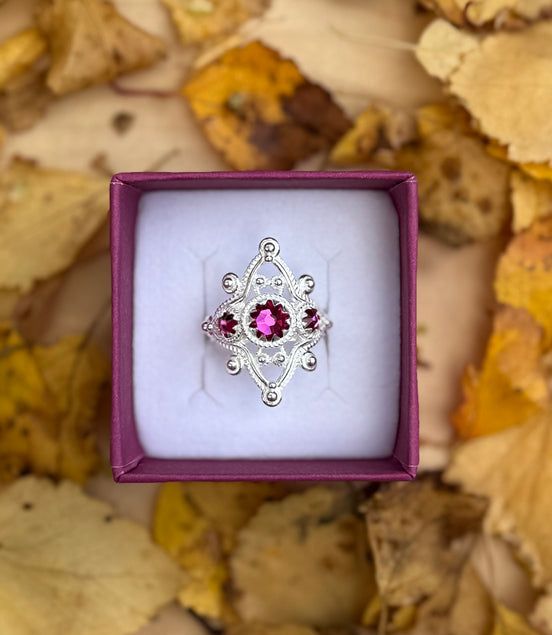 Ring med mørkerosa krystall