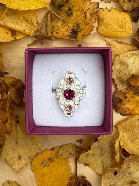 Ring med lyserosa og mørkerosa krystall