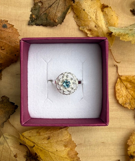 Ring med lyseblå krystall