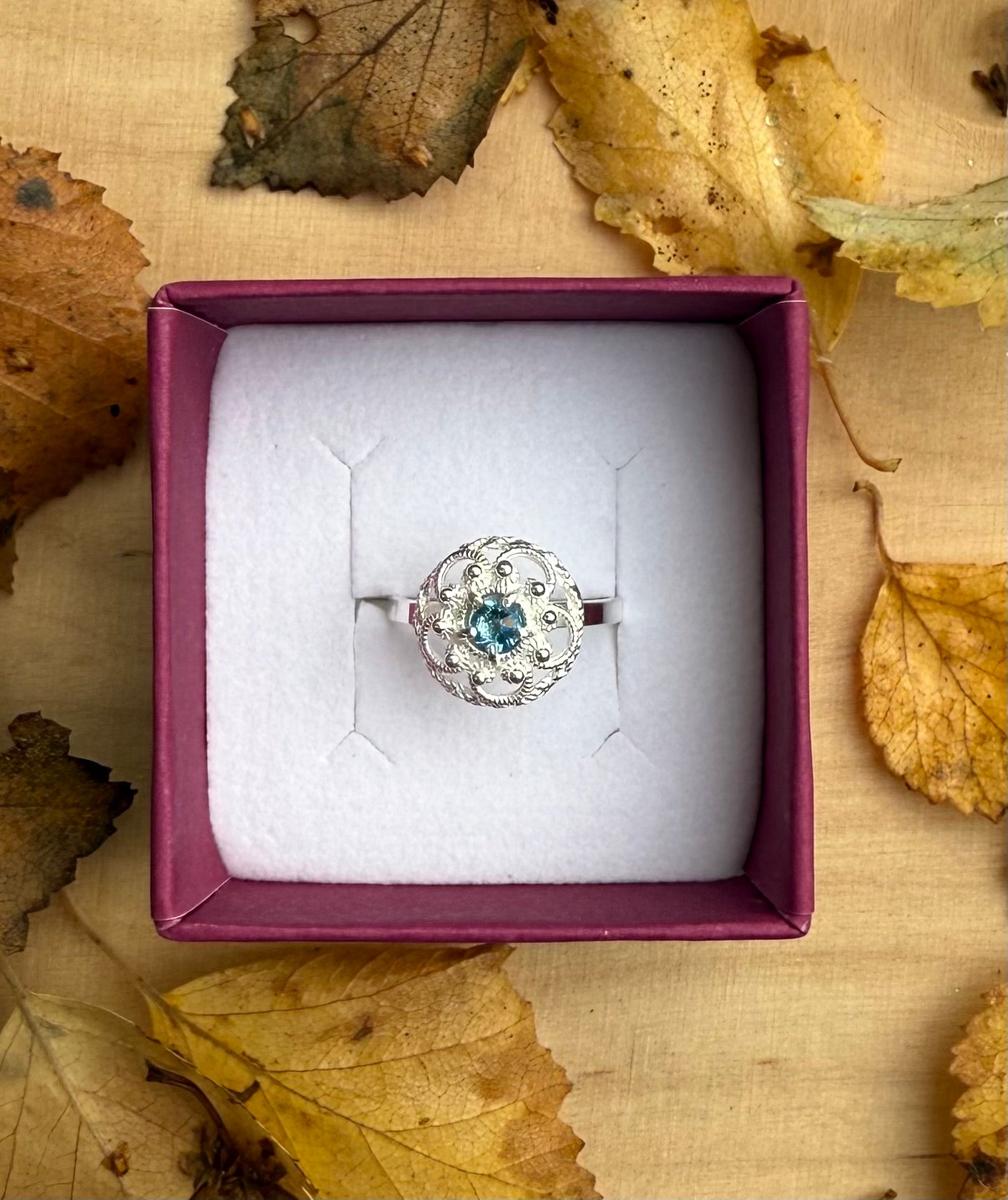 Ring med lyseblå krystall