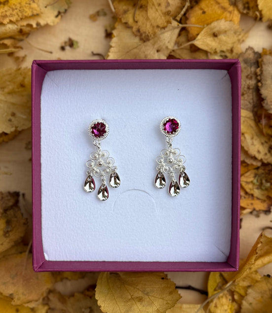 Ørepynt med mørkerosa krystall