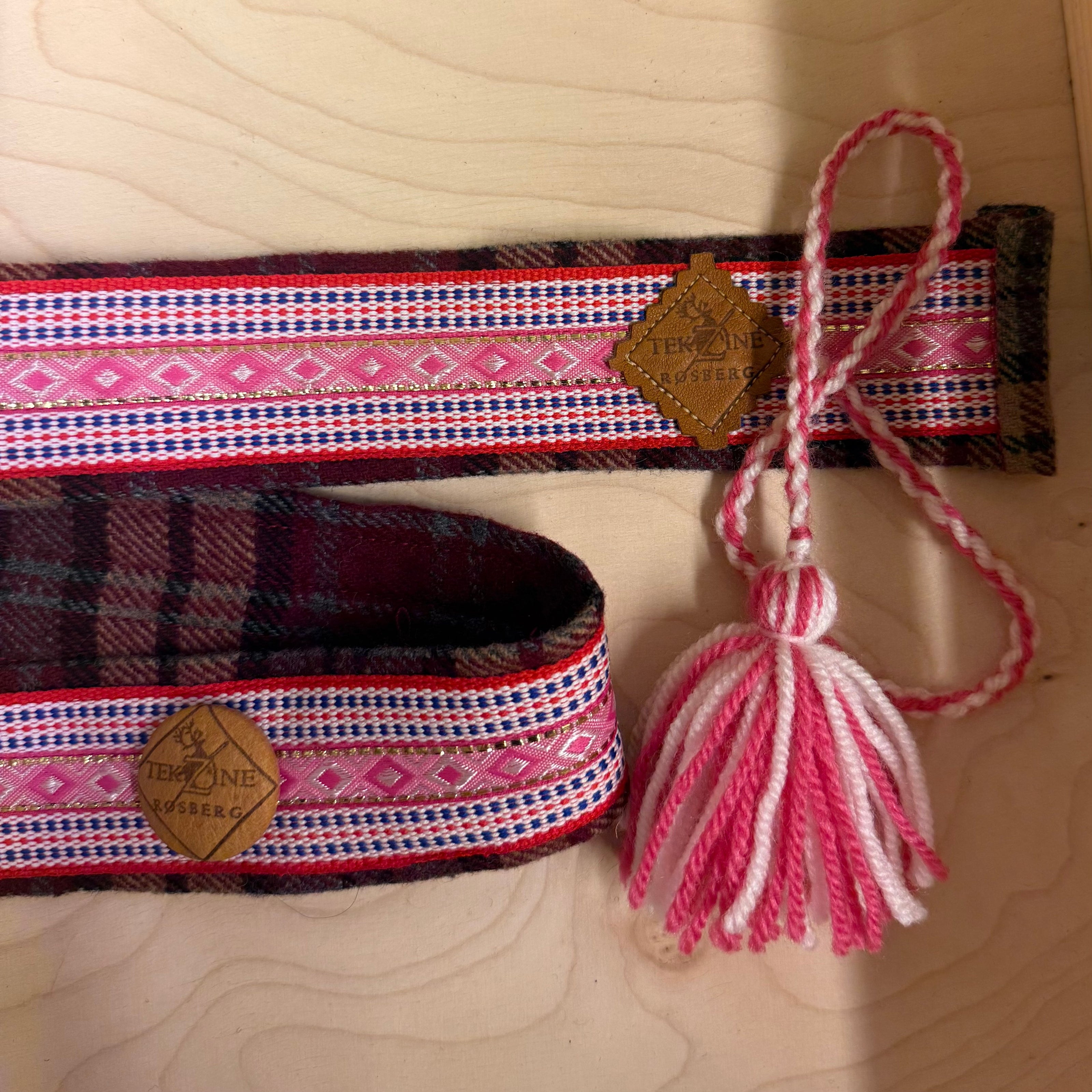 Belte i tradisjonell med rosa detaljer (barn)